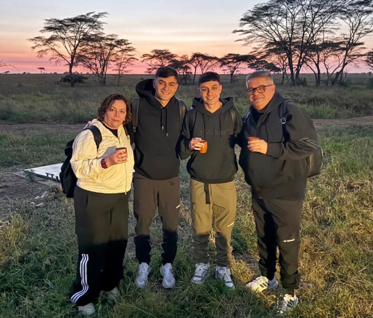 Pedri, junto a su hermano y sus padres