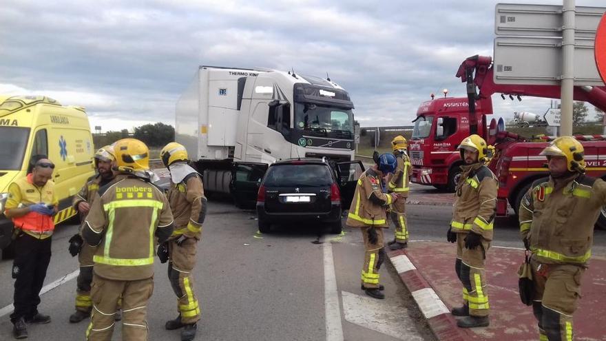 Els equips d&#039;emergència treballant en l&#039;accident a la C-31.