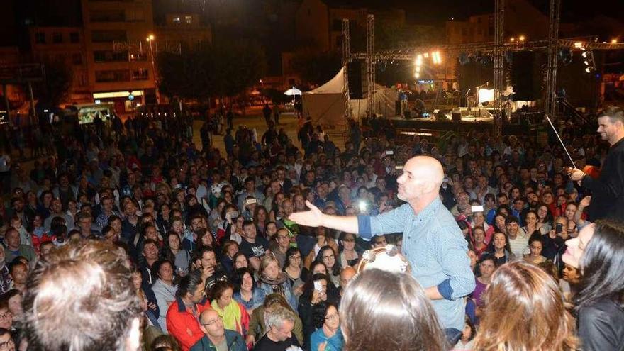 Xabier Díaz y las Adufeiras do Salitre en plena actuación sin equipo de sonido. // Gonzalo Núñez