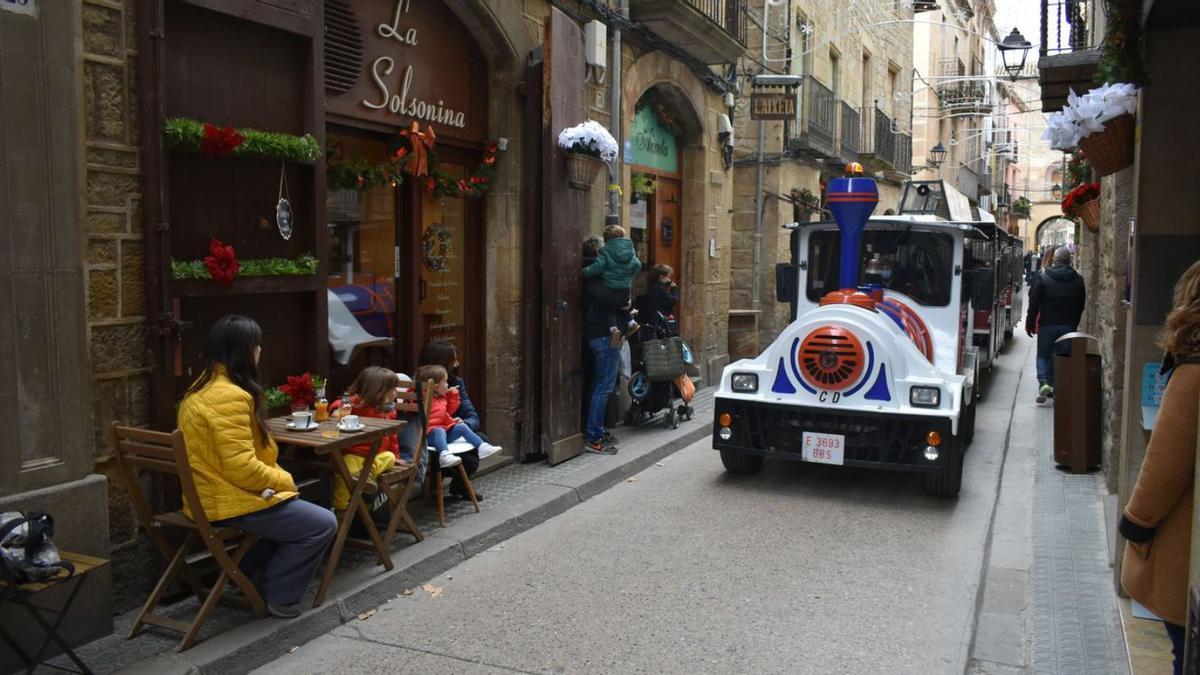 El tren de Nadal passa pel carrer Castell, al nucli antic de Solsona | ARNAU VALVERDE