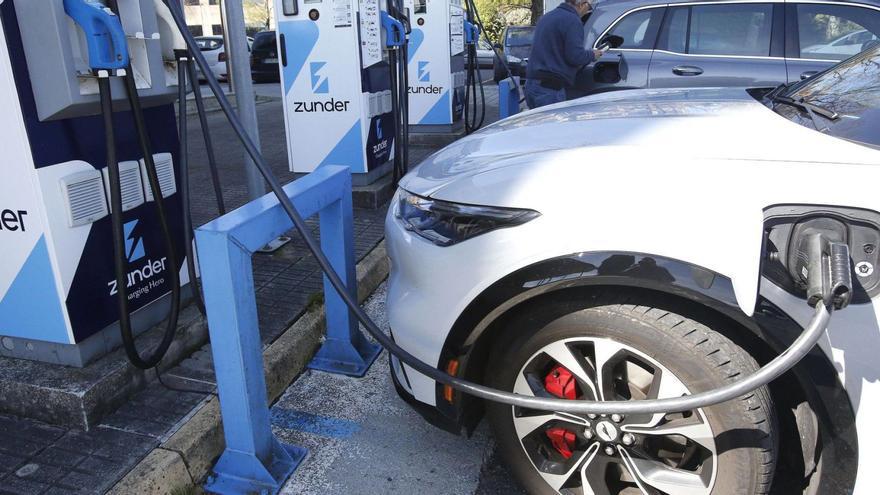 Galicia ya matricula este año tantos coches híbridos y eléctricos como de gasolina y diésel