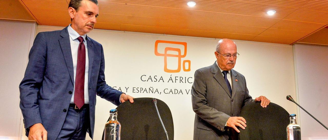 El embajador en Misión Especial para el Sahel, Antonio Sánchez-Benedito, y José Segura, director general de Casa África. | | JUAN CASTRO