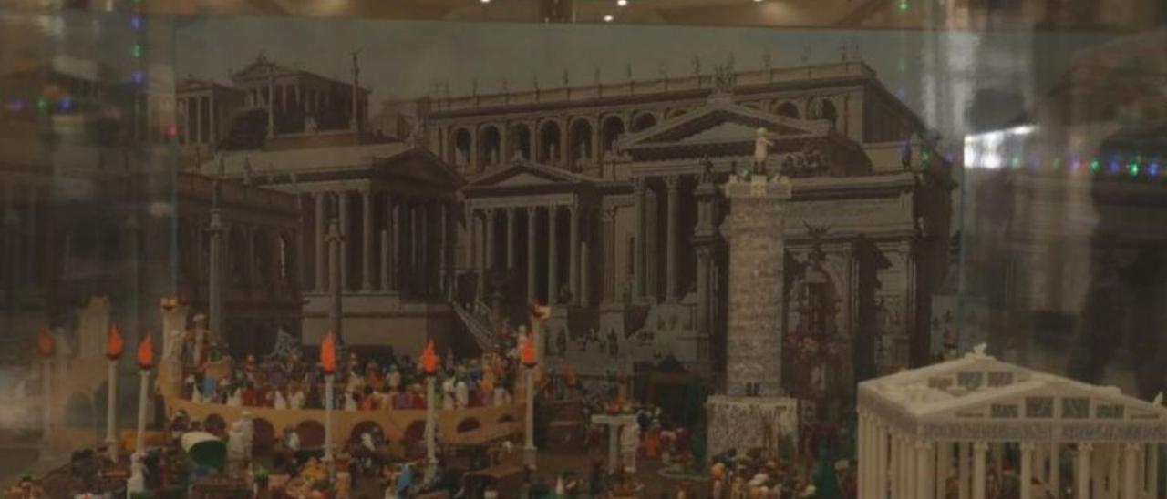 Diferentes ambientaciones de la muestra de dioramas de Playmobil en el Centro Comercial Las Américas, en Torrent.  | A.T.