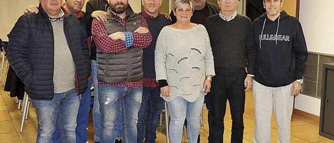 Tolo Alcover posa con la nueva junta directiva del Xilvar de fÃºtbol.