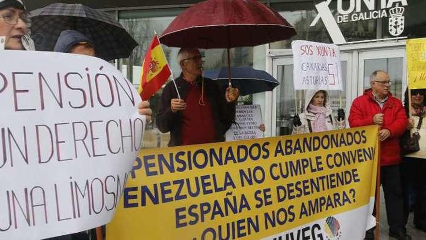 Pensionistas venezolanos, ayer, concentrados ante el edificio de la Xunta en Vigo. // Alba Villar