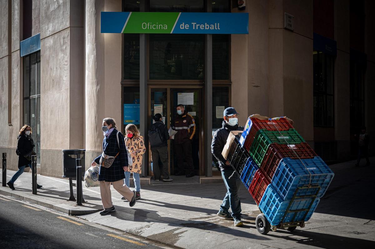 Una oficina de trabajo de la Generalitat en Barcelona en una imagen de archivo