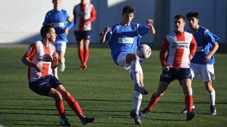 Un futbolista del Val Miñor golpea el balón ayer. // Eugenio Álvarez