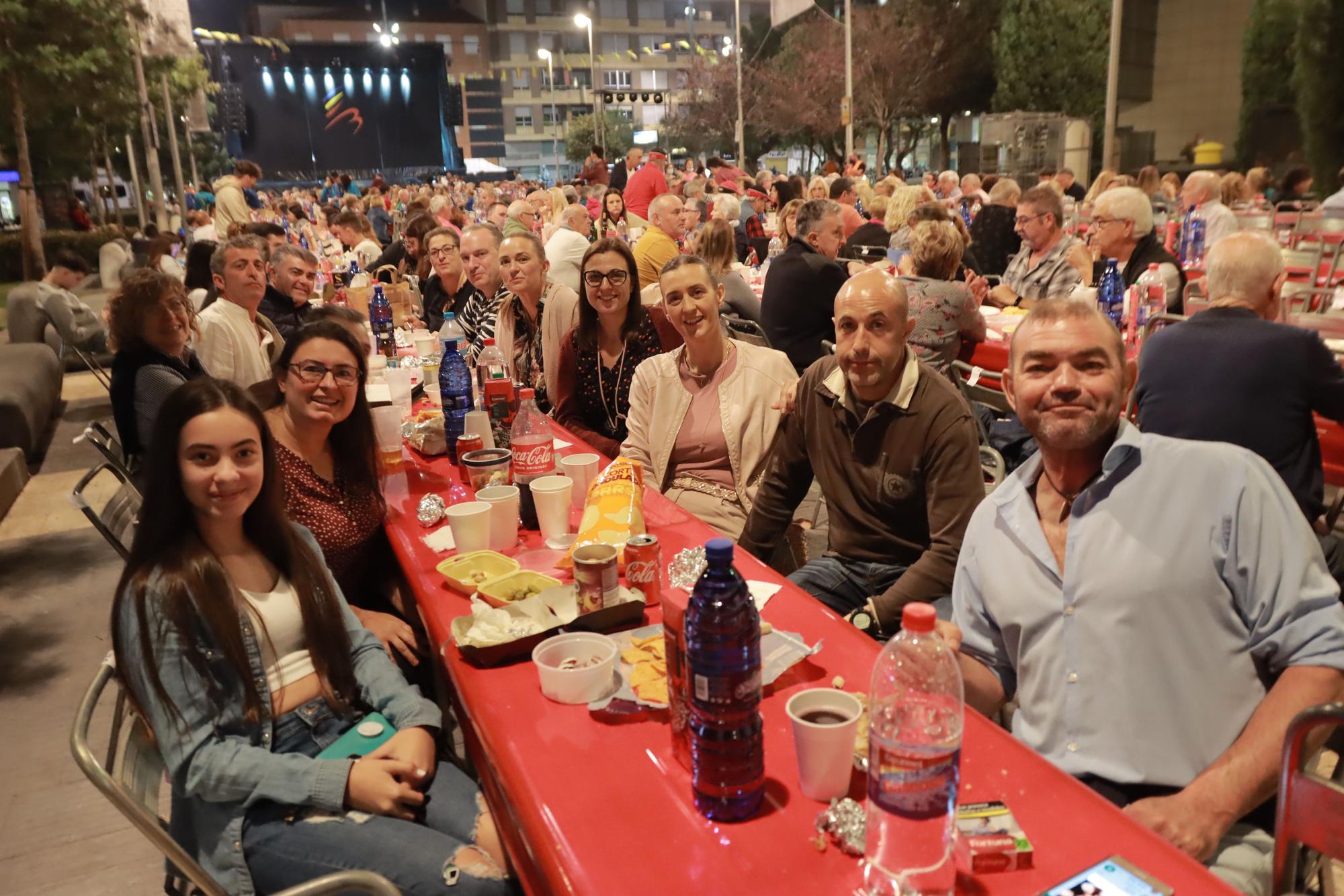 Búscate entre los comensales de la cena de 'pa i porta' en Almassora