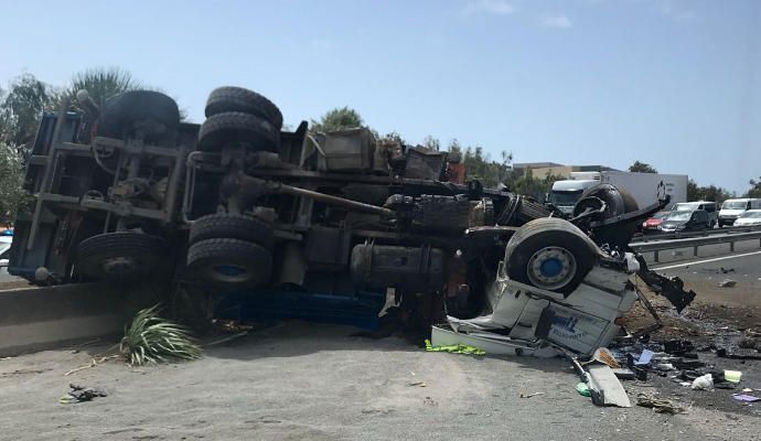 Aparatoso vuelco a la altura del Aeropuerto