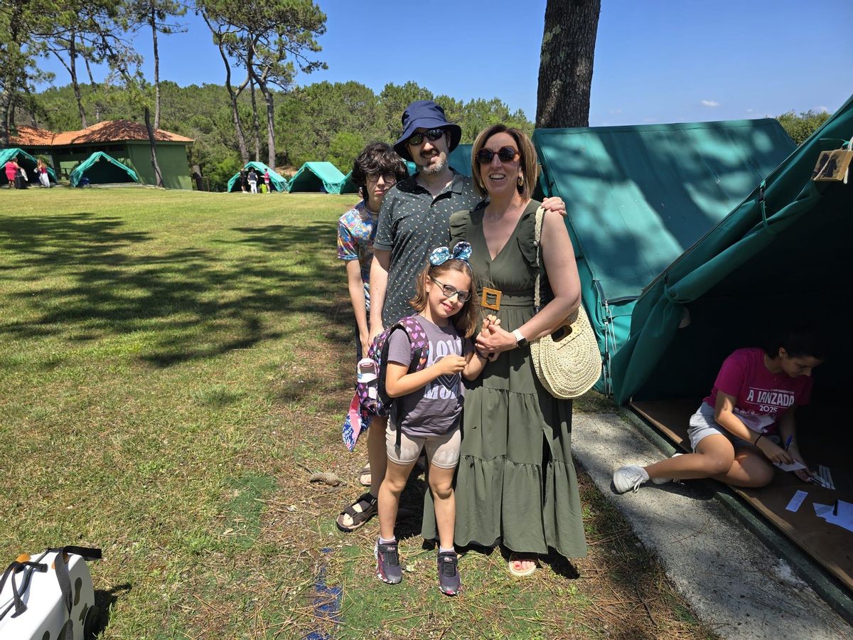 Clara (Moaña), su hermano Mario y sus padres, Dani y Susana.