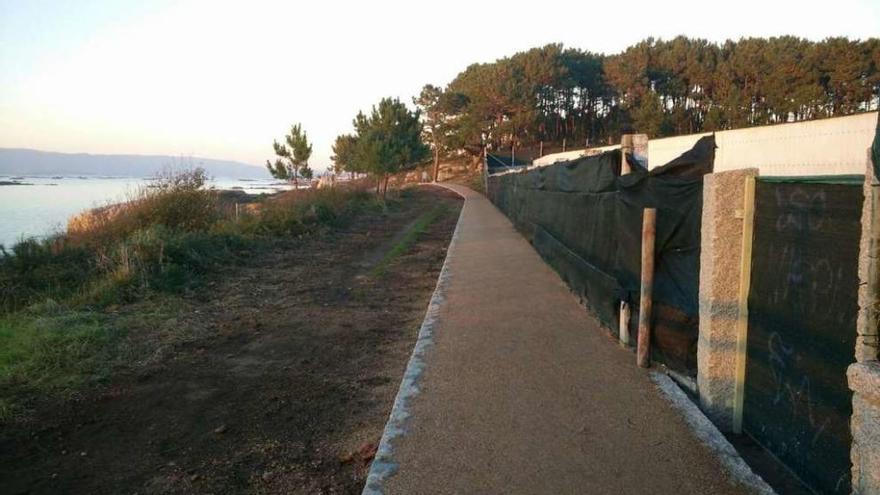 El nuevo paseo, entre la Aldea Marinera y la playa de As Pipas, por detrás del acuario. // FdV