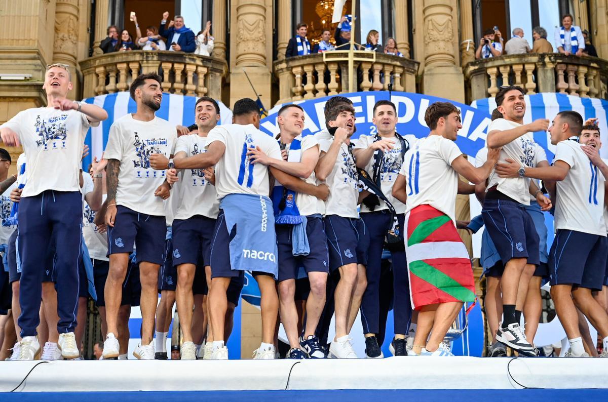 Varios aficionados de la Real Sociedad durante la celebración del equipo por la victoria en la Copa del Rey Varios aficionados de la Real Sociedad durante la celebración del equipo por la victoria en la Copa del Rey