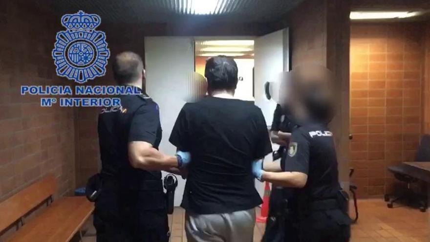 La policía traslada al juzgado al acusado del triple crimen en Alicante