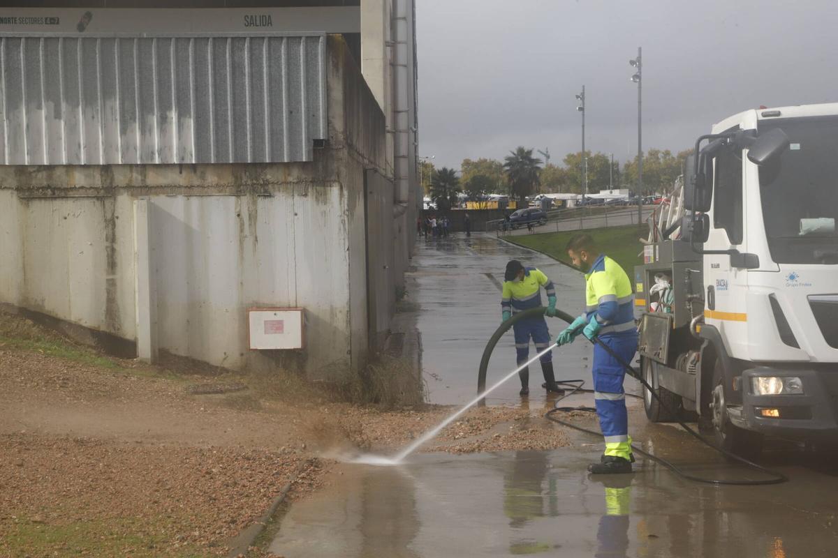 Caida de servidores en el Estadio Nuevo Arcangel Operarios limpiando los accesos al estadio