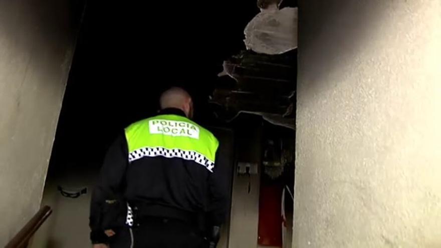 Un policía municipal salva a tres adultos y cuatro niños de un impresionante incendio en Murcia