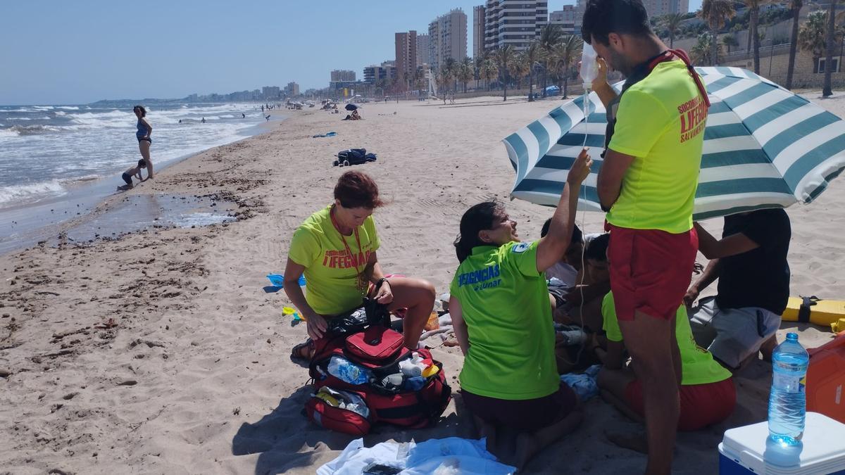 Intervención de una emergencia este verano a pie de playa.