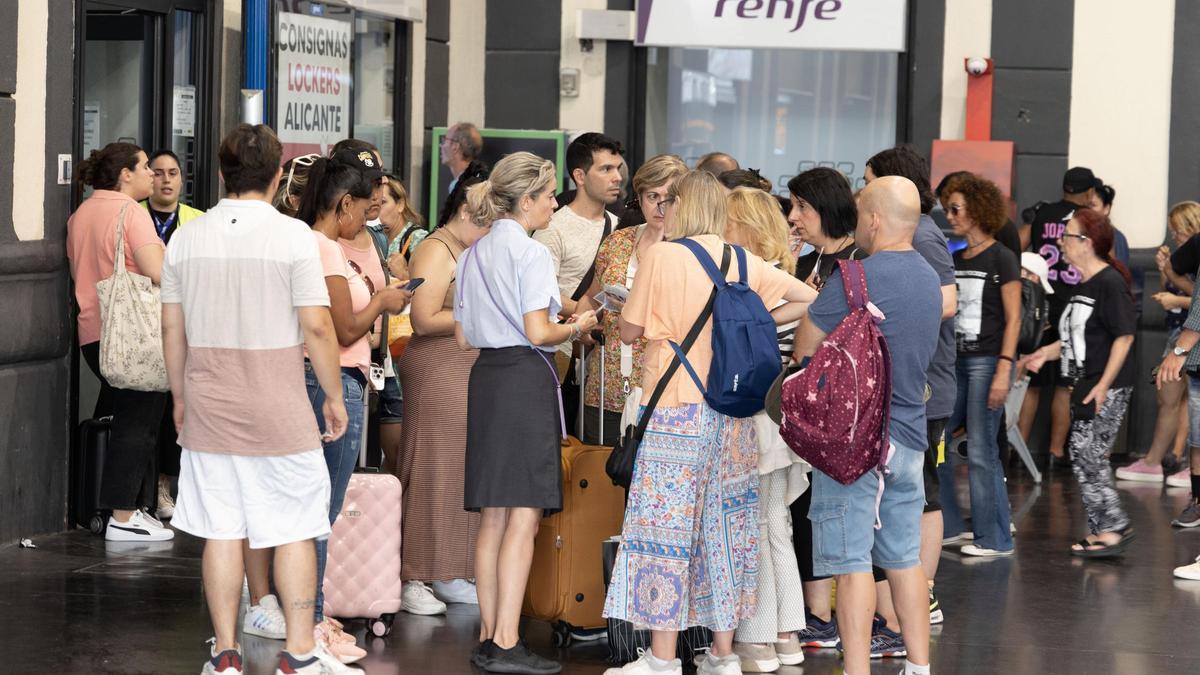 Pasajeros en la estación de Alicante indignados por la falta de información sobre la avería en la línea de los trenes AVE