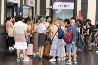 Pasajeros en la estación de Alicante indignados por la falta de información sobre la avería en la línea de los trenes AVE