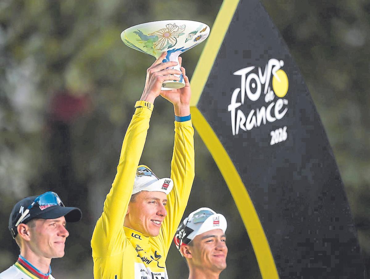 Tadej Pogacar, en el podio de París tras ganar el Tour de Francia 2026.