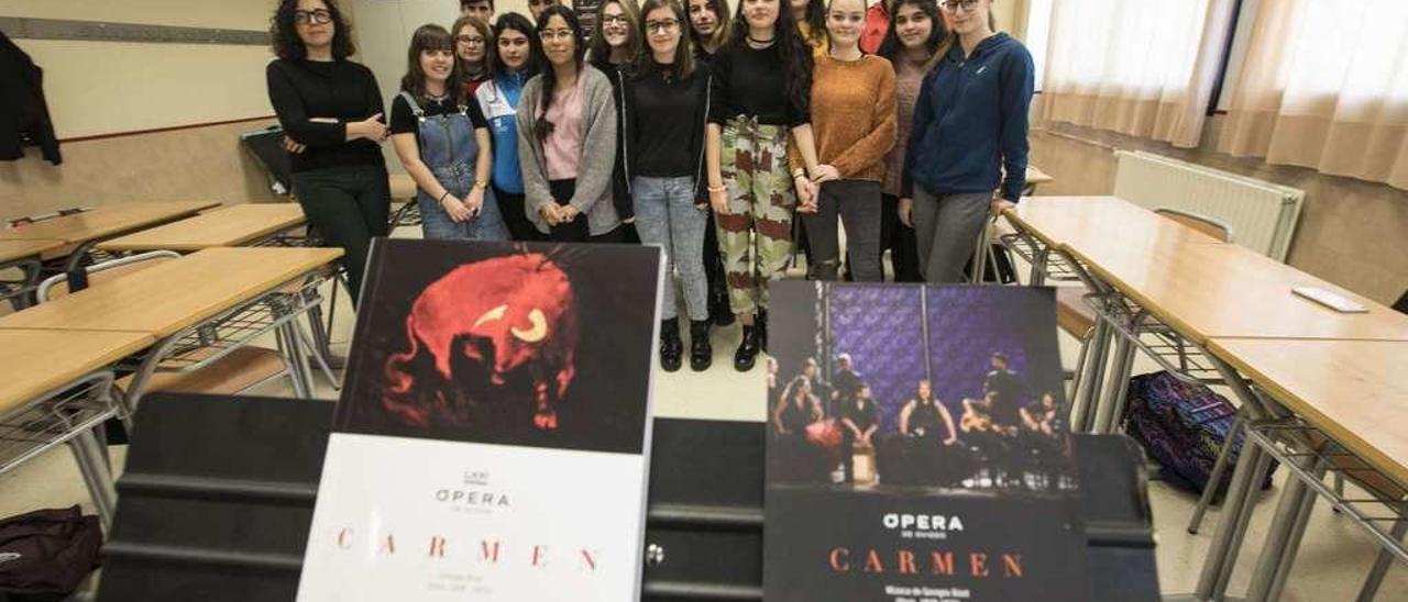 Los alumnos que acudieron a ver &quot;Carmen&quot; y Varela.