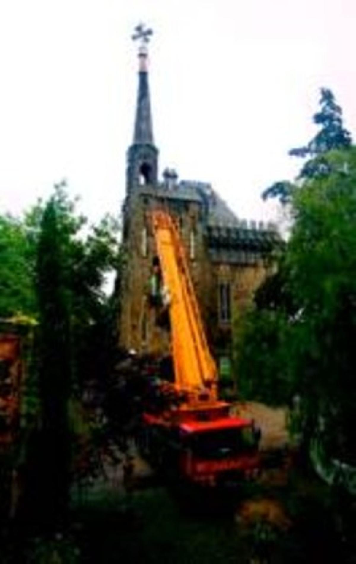 La grua que avui fixarà el pinacle, davant la torre Bellesguard, ahir. La grua que avui fixarà el pinacle, davant la torre Bellesguard, ahir.