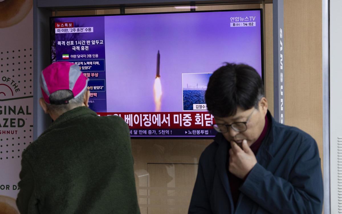 Una cadena de noticias de Corea del Sur informa de los ensayos balísticos de Pionyang.