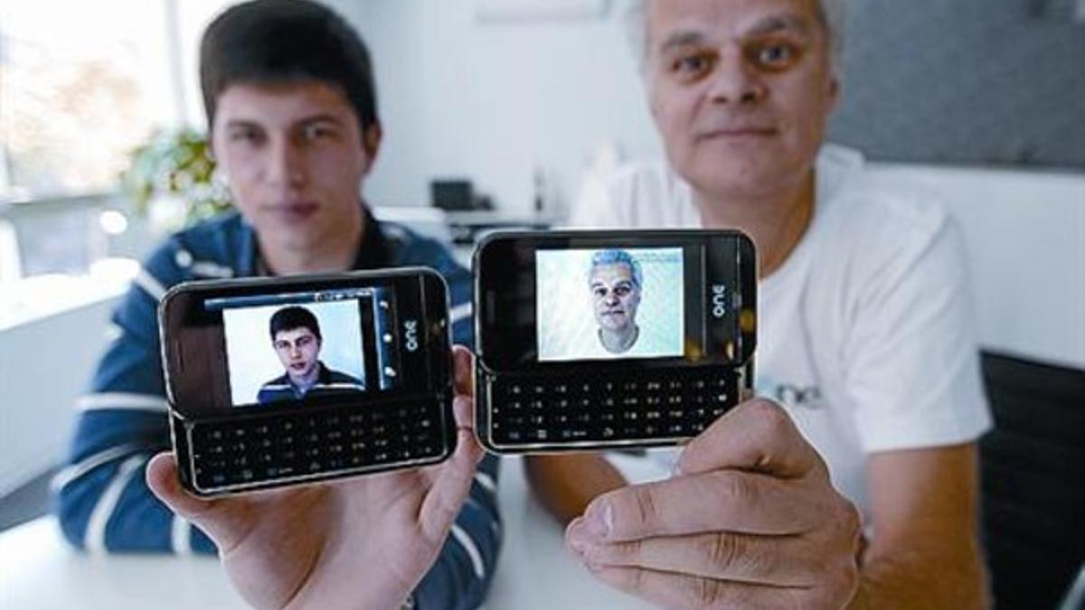 Javier Agüera (izquierda) y Rodrigo Silva-Ramos, con su nuevo móvil.