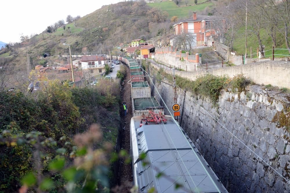 Descarrila un tren de mercancías en Lena