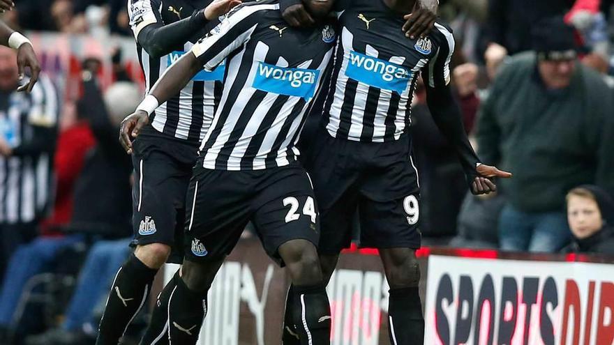 Tioté, en el centro, toma del hombro a Cissé en un gol del Newcastle.