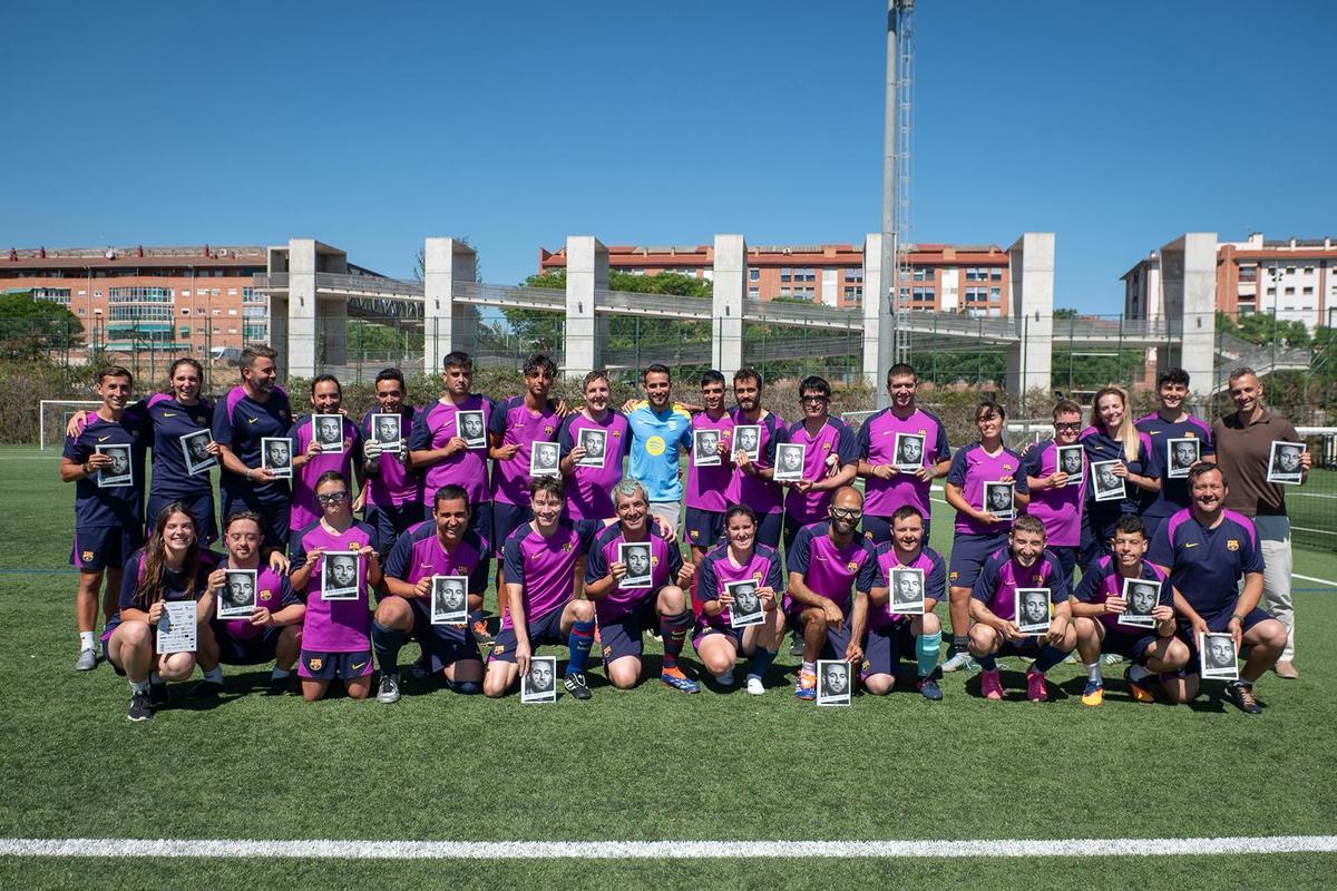 Eric con la plantilla del Barça Genuine, en el entrenamiento de este martes en la ciudad deportiva Joan Gamper.