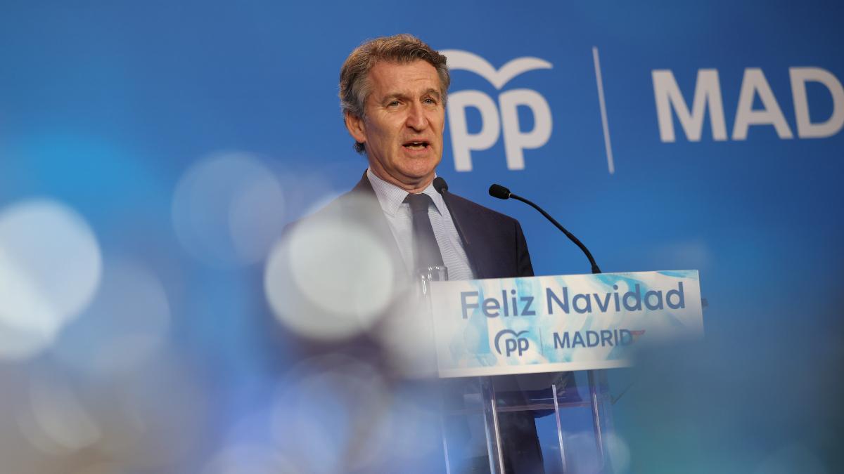 El presidente del Partido Popular, Alberto Núñez Feijóo, interviene durante la cena de navidad del PP de Madrid, en la Finca La Alquería, a 15 de diciembre de 2025, en Alcorcón, Madrid (España).