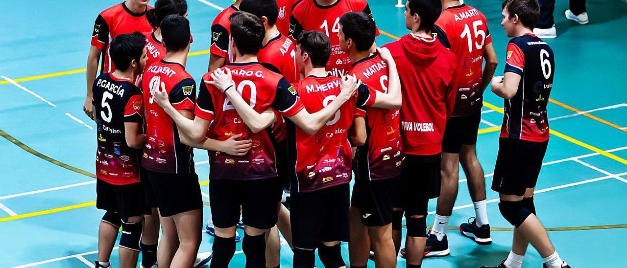 Los chicos del equipo juvenil, que ganó al Sant Joan d’Alacant y sigue imbatido. | CLUB VOLEIBOL XÀTIVA