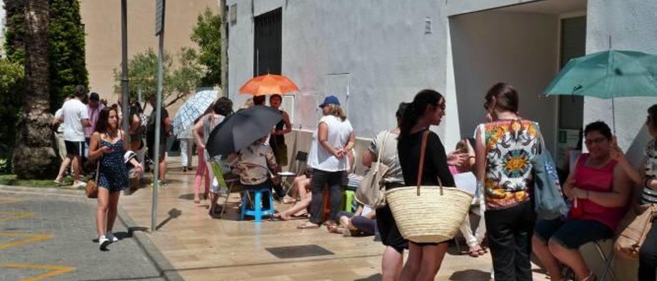 Colas de 7 horas en Vinaròs para una plaza en la escuela infantil de verano