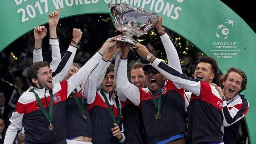 El equipo francés con el trofeo logrado ayer.