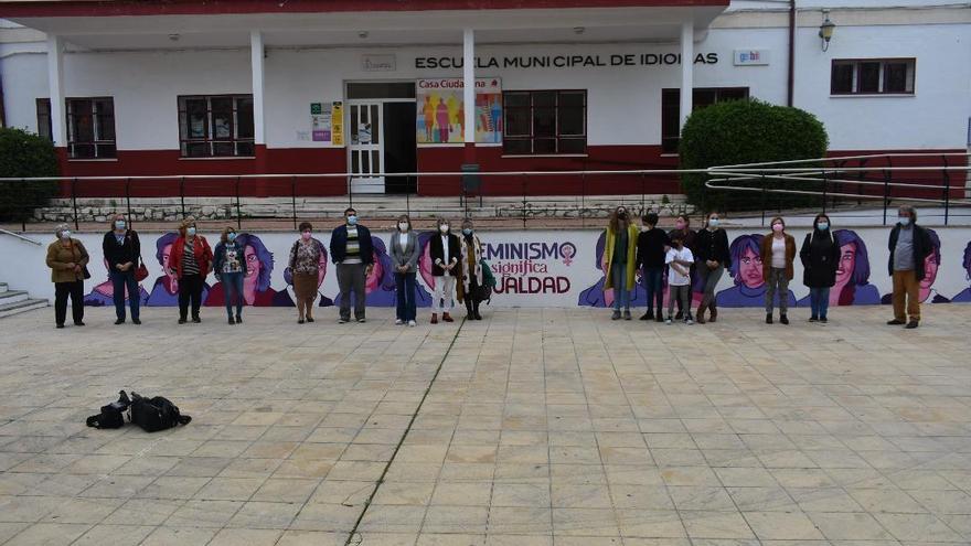 Los alumnos del IES Juan de la Cierva de Puente Genil terminan el mural feminista similar al de Madrid