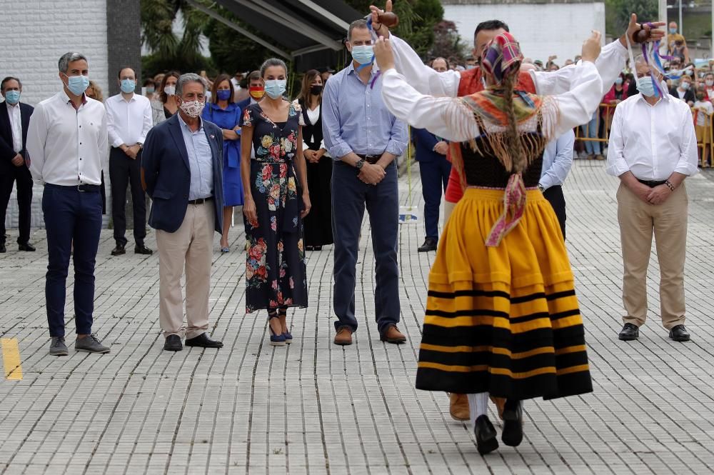 Los reyes, entre vacas y pastores para apoyar a la ganadería en Cantabria