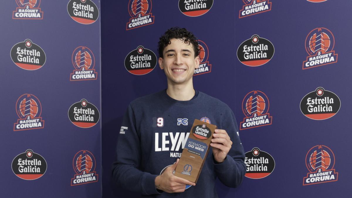 Caio Pacheco posa con el galardón Estrella Galicia al mejor jugador del Básquet Coruña en abril.