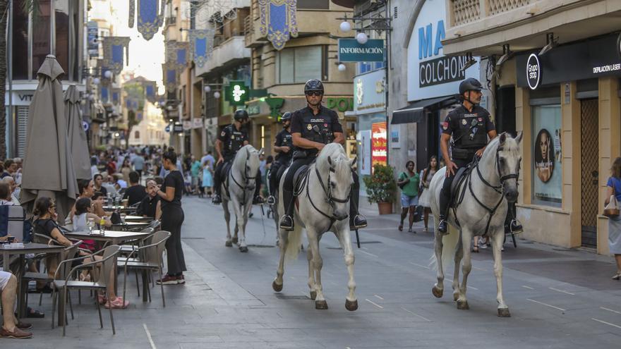 La Policía Nacional, a caballo por el centro de Elche
