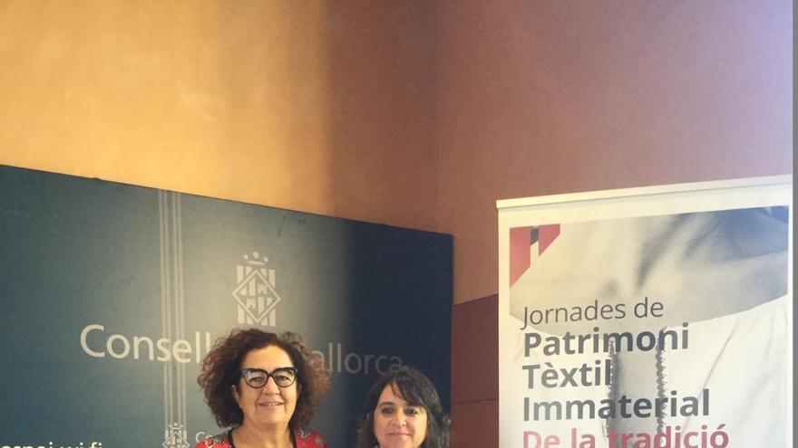 Antònia Fuster y Kika Coll.