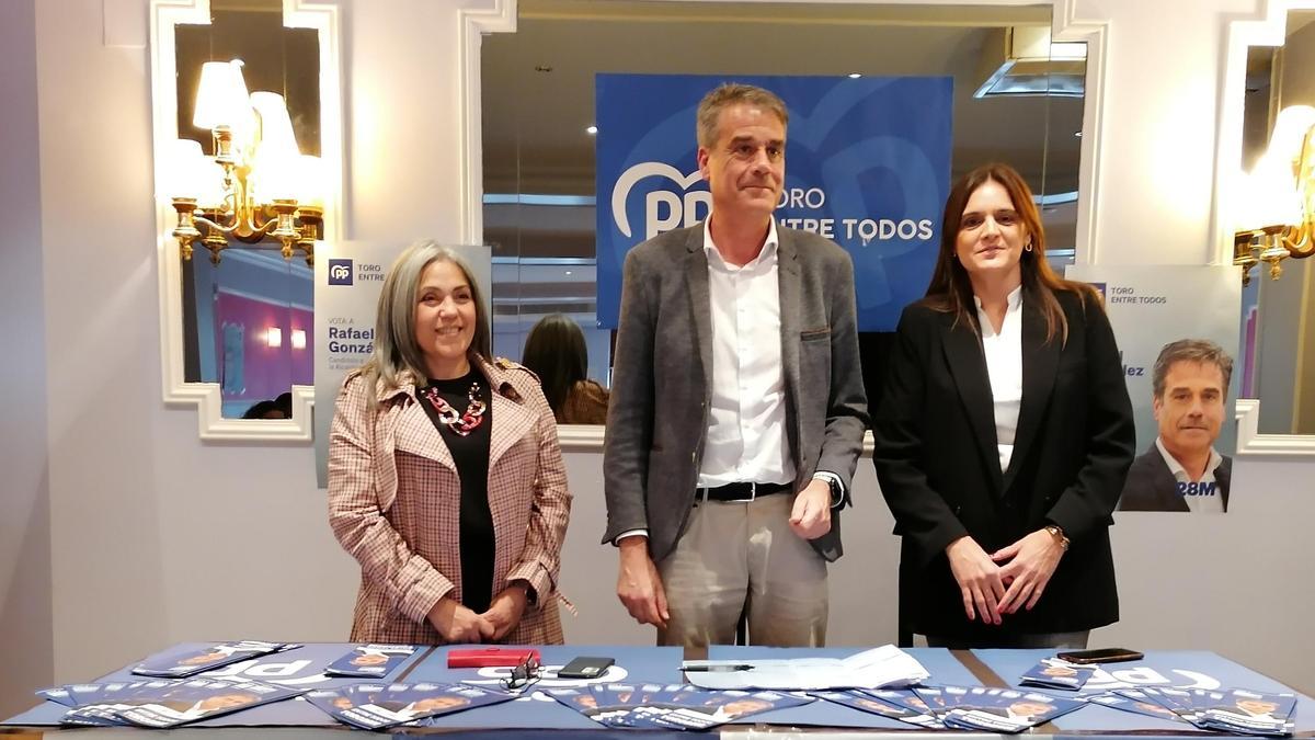 De izquierda a derecha, Ana Castaño, Rafael González y Natalia Ucero, del PP.