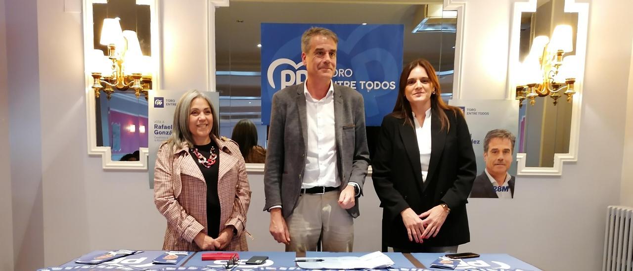 De izquierda a derecha, Ana Castaño, Rafael González y Natalia Ucero presentan el programa del PP