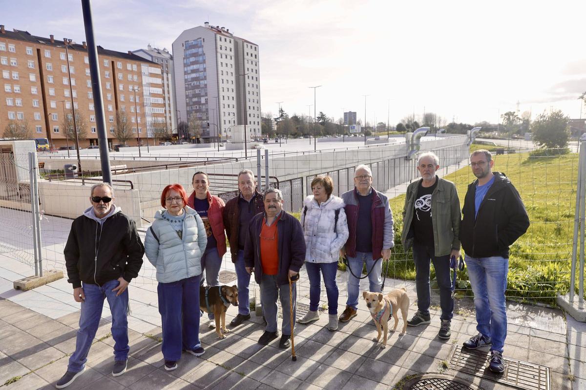 Por la izquierda, Daniel Soto, Carmen Vilas, Arancha Carnero, José Manuel Martínez, Ramón Cabello, María Jesús Pérez, Rafael López, Manuel Cañete y Rubén Cordero, con la obra del parking tras ellos.