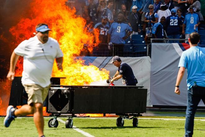 Un carro que formaba parte del espectáculo previo al partido entre  Indianapolis Colts y Tennessee Titans se incendia en el  Nissan Stadium en Nashville,