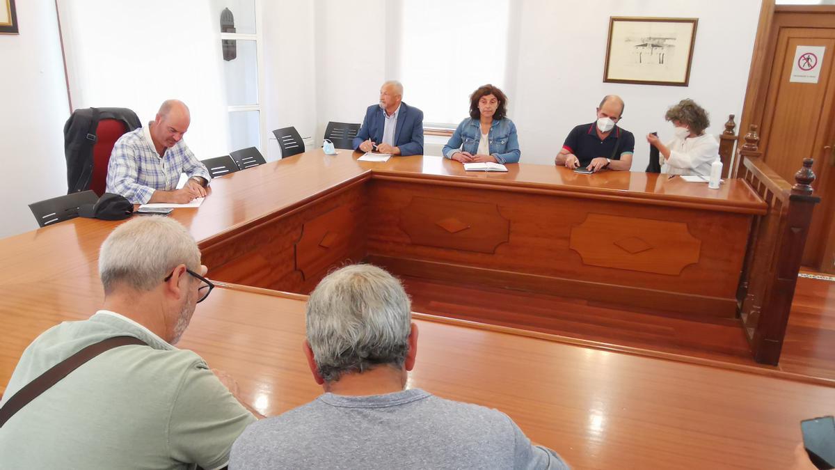 Un momento de la Mesa da Sanidade de Bueu, celebrada ayer en el salón de plenos.