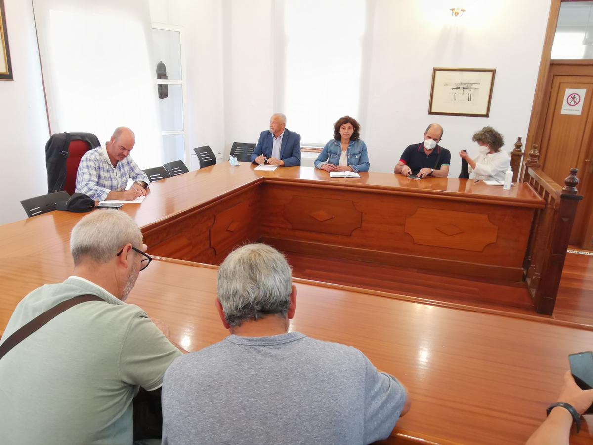 Un momento de la Mesa da Sanidade de Bueu, celebrada ayer en el salón de plenos.