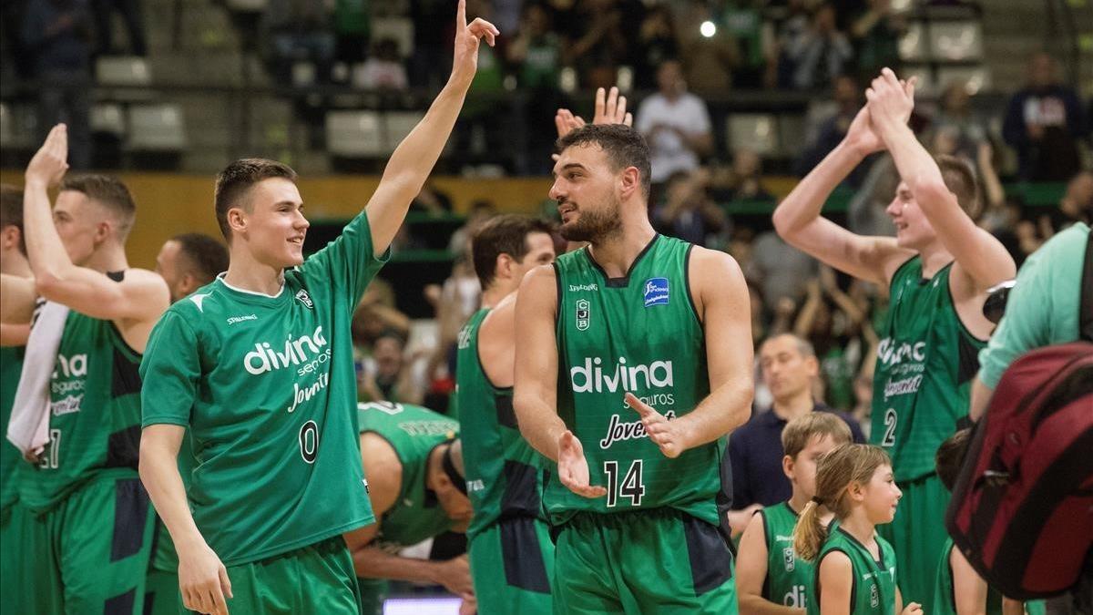 Los jugadores de la Penya celebran el triunfo ante el Valencia.