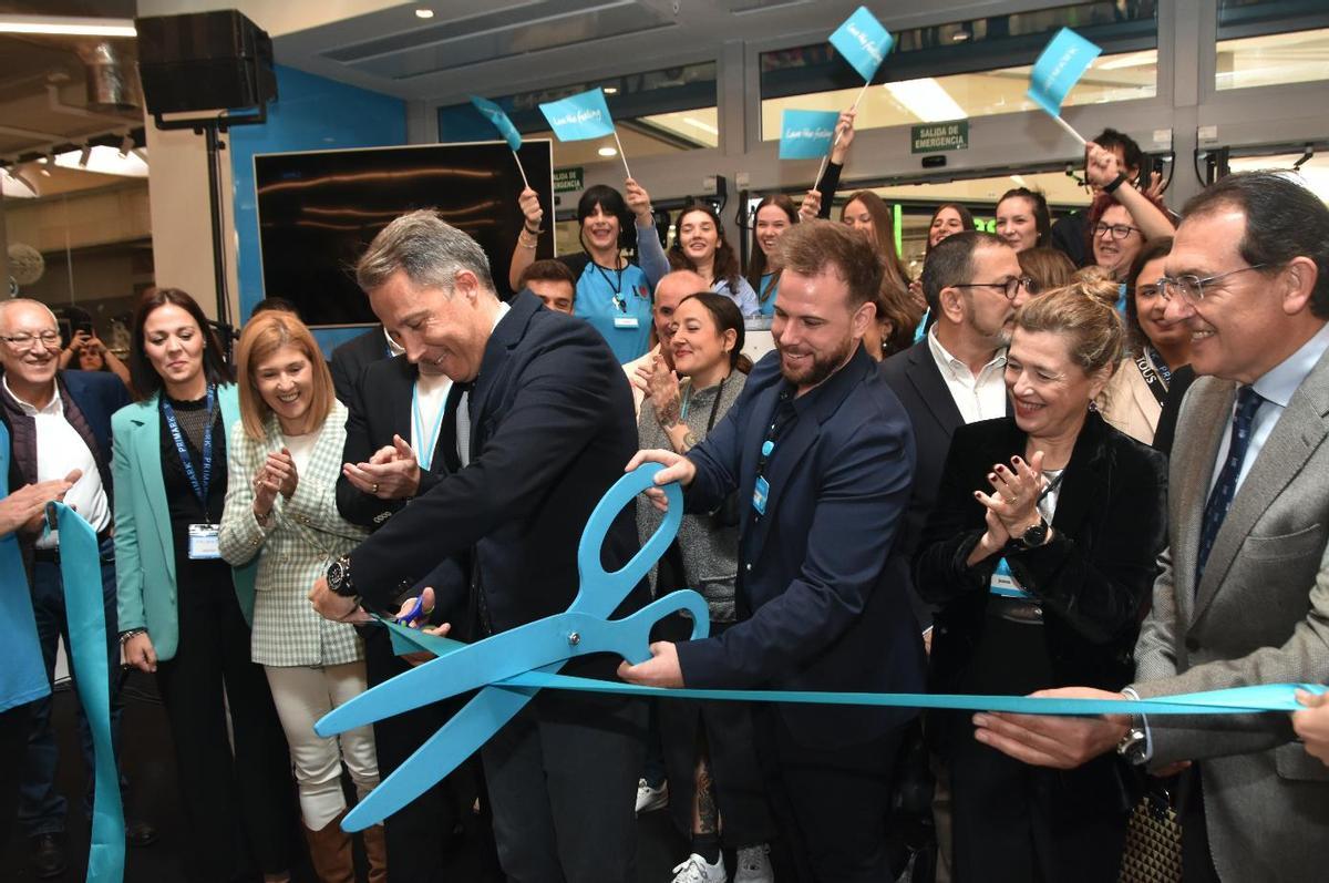 El alcalde de Lorca costaba la cinta inaugural.