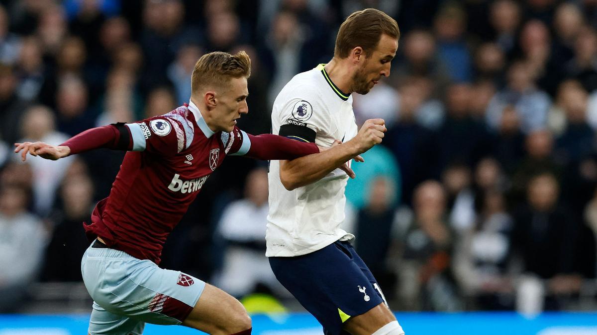 Kane disputa un balón frente al West Ham United