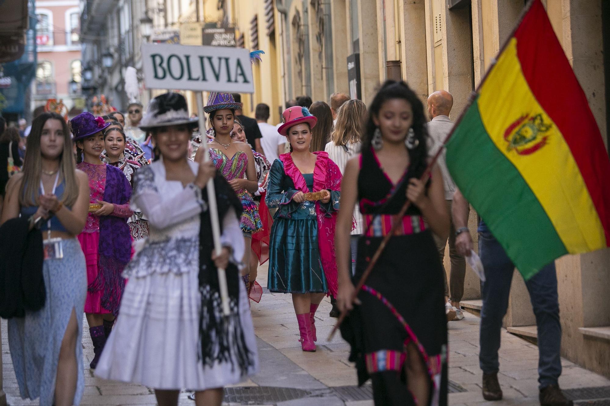 El festival de música y danzas populares llena las calles de Avilés de color