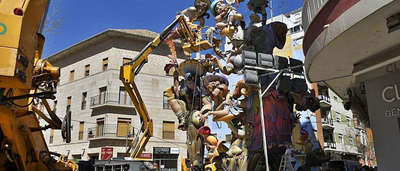 Imagen de la «plantà» de la falla El Mercat, de la Sección Especial de Alzira, en las fiestas de 2019.